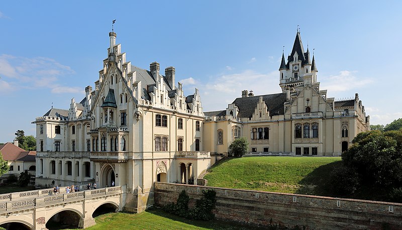 File:Grafenegg - Schloss, Nordansicht.JPG