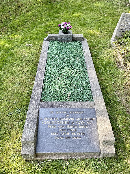 File:Grave of Christopher A. Cox VC at All Saints Church, Kings Langley, April 2022.jpg