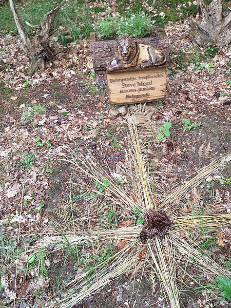 File:Greenacres woodland burial carved marker 08.jpg