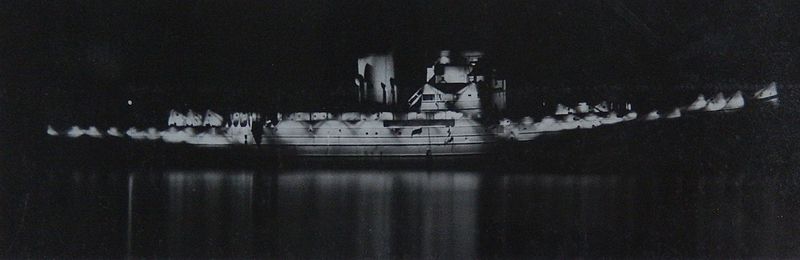 File:HMS Largs by night with incomplete Diffused Lighting Camouflage 1942.jpg