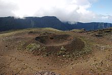 Le petit cône volcanique du piton Haüy vu depuis le plus grand. Au second plan le gouffre du Fond de la Rivière de l'Est.