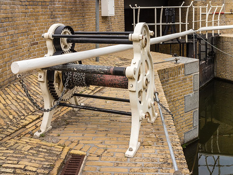 File:Harlingen. Bediening voor Kleine Sluis. 12-07-2021. (d.j.b).jpg