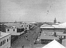 A main street of central Accra sometime between 1885 and 1908 HauptstrasseAccra18851908 300dpi.jpg