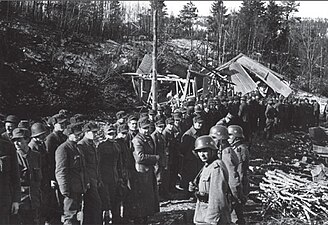 Den norska styrkan på Hegra festning överlämnar sig till tyskarna den 5 maj 1940.