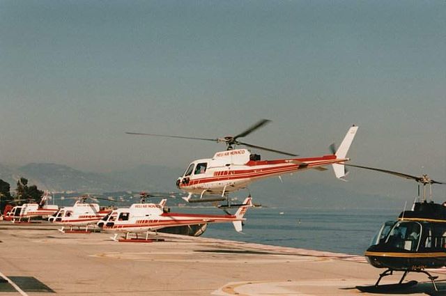 Un elicottero dell'Heli Air Monaco in arrivo all'eliporto di Monaco