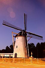Hellevoetsluis - molen Zeezicht bij nacht.jpg