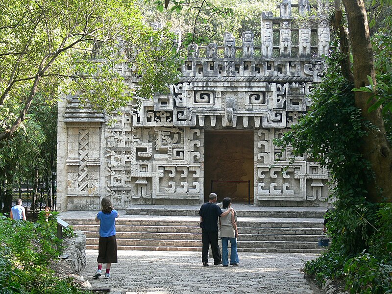 File:Hochob Campeche - Rekonstruktion des Tempels.jpg