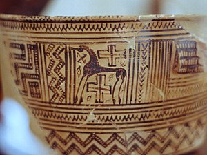 Vase géométrique avec cheval, croix, svastikas. Nauplie, –VIIIe siècle.