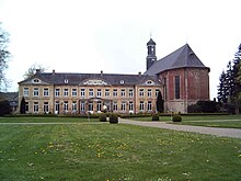 Church and chateau in Houthem Houtemkesjtielenkerk2.jpg