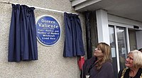 Julia Belham-Payne con la alcaldesa de Brighton, Denise Cobb, inaugurando la placa azul dedicada a la esoterista Doreen Valiente