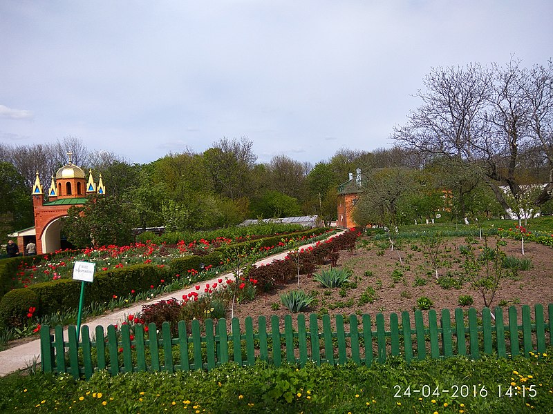 File:Inside Motroninskiy monastery 1.jpg