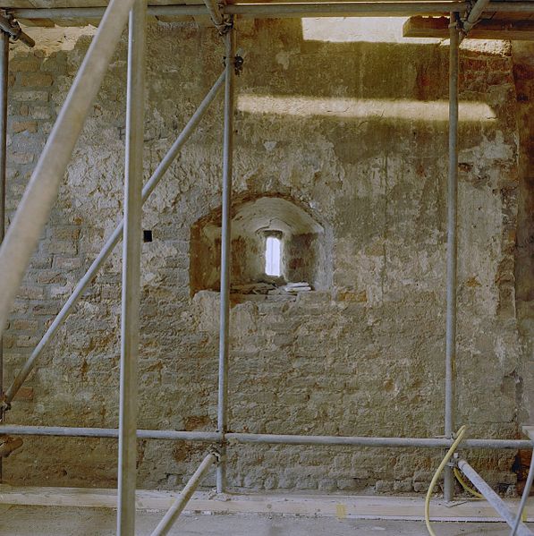 File:Interieur keukentoren- licht- en schietspleet in de westmuur op de begane grond - Nederhemert-Zuid - 20342430 - RCE.jpg