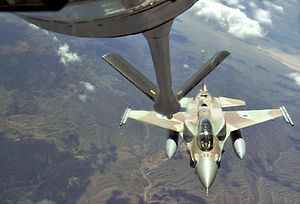 מטוס קרב F-16I סופה של חיל האוויר הישראלי מתכונן לביצוע תדלוק אווירי בתרגיל רד פלאג בנבדה, ארצות הברית.