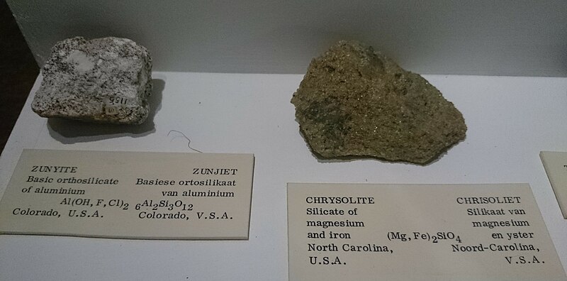 File:Iziko Mineral Zunyite Chrysolite.JPG