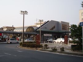 瀬田駅 駅舎と南口駅前広場（2005年7月）