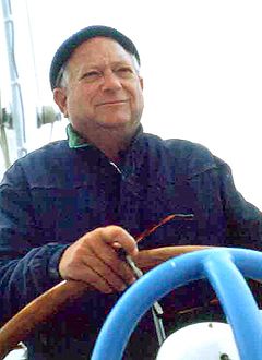 Jack Vance vid rodret på sin båt i San Francisco-bukten, tidigt 1980-tal.