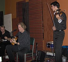 John Jorgenson Quintet w Kentucky Coffee Tree Cafe we ​​Frankfort w stanie Kentucky;  od lewej do prawej: Kevin Nolan, gitara rytmiczna;  John Jorgenson, gitara;  Jason Anick, skrzypce
