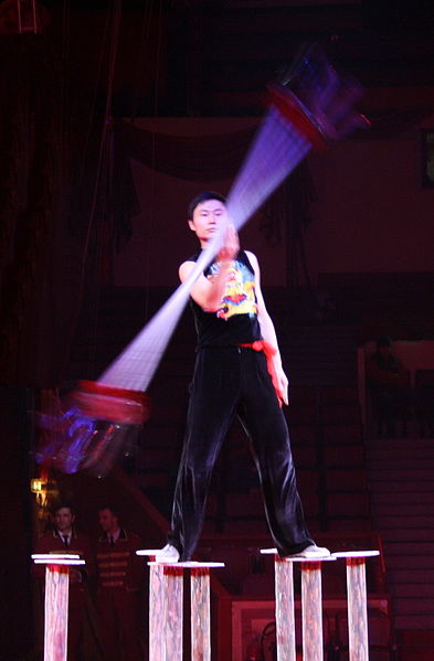 File:Jonglieren mit Tiegergabel China Circus.JPG