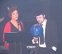 קרן אלקלעי-גוט ורקדן בתיאטרון קליפה, 2005.