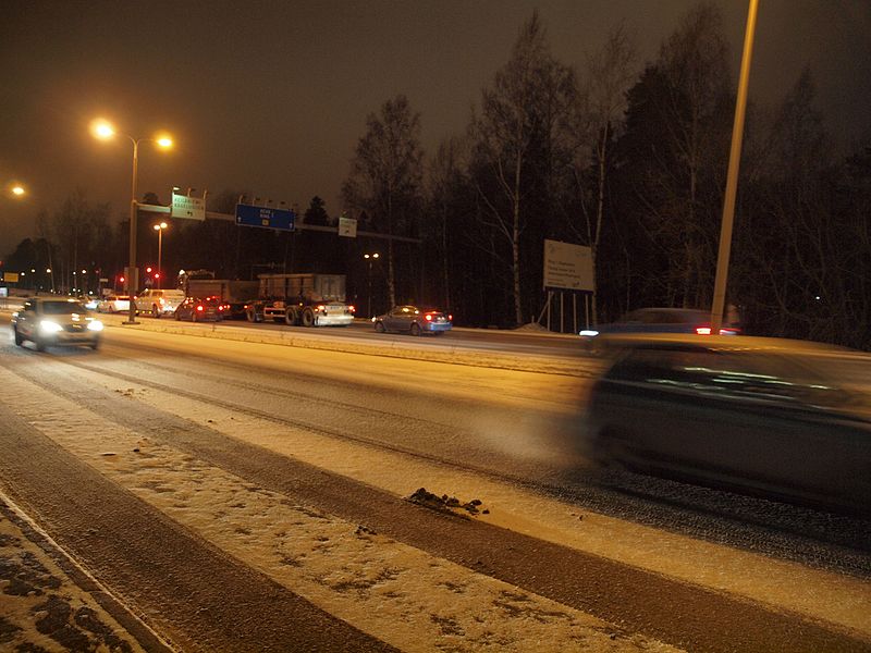 File:Karhusaarentie, Espoo in January.jpg