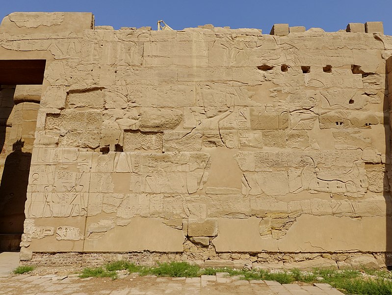 File:Karnak Tempel Mauer Ramses’ II. 09.jpg