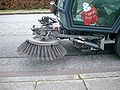 Deutsch: Rotationsbesen, Kehrmaschine der Stadtreinigung Hamburg, Typ Schmidt Swingo English: Street sweeper in Hamburg, Germany.