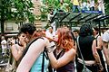 キスをするレズビアンのカップル、パリのゲイ・パレードにて、2005年6月