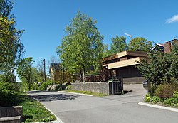 Taloja mäen huipulla Maununtyttärenkadulla.