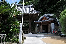 Glockenturm und Bishamondō