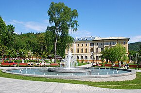 Krynica-Zdrój, fontanna, w tle Stary dom zdrojowy (HB2).jpg