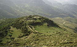 Tepelene 지구에있는 Kurvelesh에있는 성곽의 공중 전망