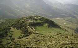 Vista aérea de um castelo em Kurvelesh, no distrito de Tepelene