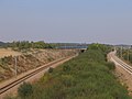 English: The two tracks of the Aquitaine branch of the LGV Atlantique. A TGV on the Bretagne branch goes over one of the two, near the Courtalain bifurcation. Français : Les deux voies de la branche Aquitaine de la LGV Atlantique. Celles de la branche Bretagne, sur lesquelles circule un TGV, passent au-dessus de l'une d'entre elle (à gauche). À quelques centaines de mètres de la bifurcation de Courtalain.