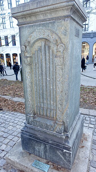 File:L M (Ludvig Mathias) Lindeman (1812-1887) Monument minnesmerke bauta byste skulptur portrett komponist organist Oslo domkirke STØTTE SOKKEL Norwegian composer Sculpture bust by Carl Ludvig Jacobsen 1904 reist 1906 Oslo kommune Norway.jpg