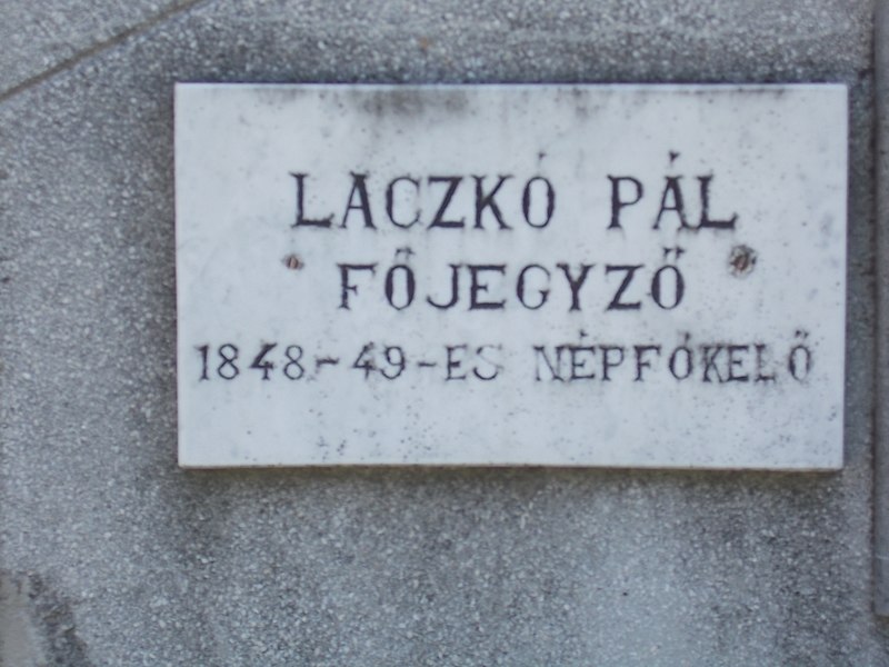 File:Lackó család sírboltja, Lackó Pál 1848-49-es 'népfőkelő' emléktáblája, Nagytemető, 2017 Abony.jpg
