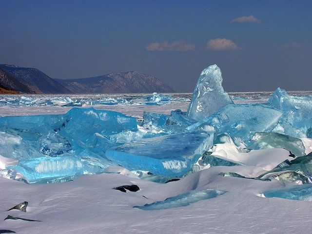 Айс ice. Озеро Байкал Торосы. Бирюзовый лёд озера Байкал. Лед Байкала Торосы. Озеро Байкал ледяные сопки.