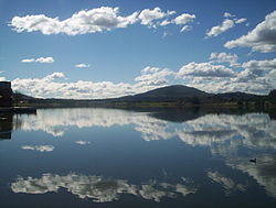 Tuggeranong көлінің шағылыстыруы.jpg