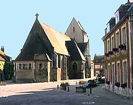 Dorpsplein met kerk Saint-Martin
