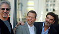 Jon Cryer (középen) - Alan, Lee Aronsohn (balra) és Chuck Lorre (jobbra), alkotók társaságában