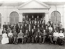 Leerlinge en personeel van die Voorbereidende Skool (later Gimnasium) en studente en dosente van die Teologiese Skool Potchefstroom voor e (1) .jpg