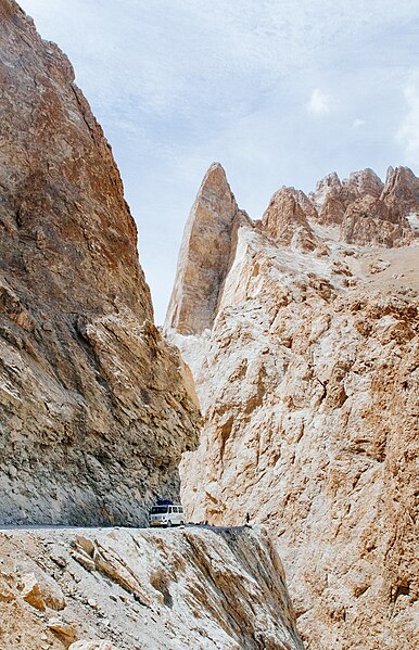 File:Leh Manali Highway (28499483682).jpg