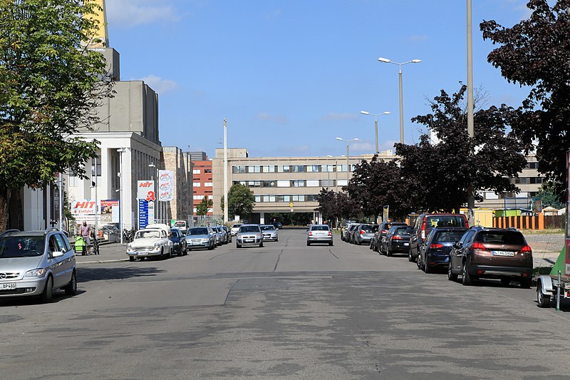 File:Leipzig - Straße des 18. Oktober + Messehalle 7.11 03 ies.jpg