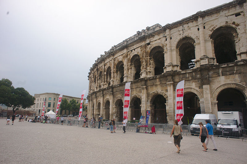 File:Les Arènes jour de concert Nîmes.jpg