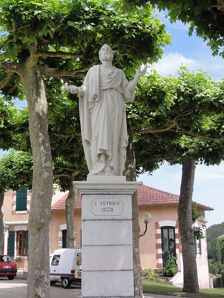 File:Lesperon (Landes) Statue Saint Pierre.JPG