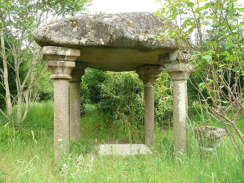 File:Lessac dolmen2.JPG