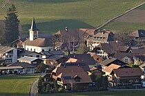 Linden (BE) – Ortskern mit Kirche von Südosten