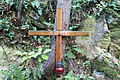 Dřevěný křížek v místě nehody