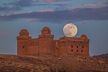 Castillo de La Calahorra. Luna sobre el Castillo de La Calahorra.jpg