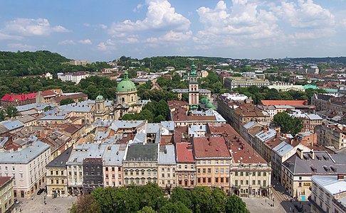 Ukrayna'daki Lviv kentinin tarihî özelliğe sahip merkezi. Kentin merkezi UNESCO Dünya Mirasları listesinde yer alır. Pazar Meydanı (Ploşa Rinok)'nın ortasında yer alan belediye binasının kulesinden meydanın kuzey cephesindeki Uspenska Kilisesi (Uspenska tserkva), Kornyakt Kulesi (Veja Kornyakta) görülmektedir. (Üreten: Lestath)
