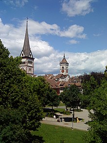 Münster- und St. Johannturm mit Mosergarten im Vordergrund.